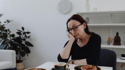 samotna kobieta po stracie bliskiej osoby